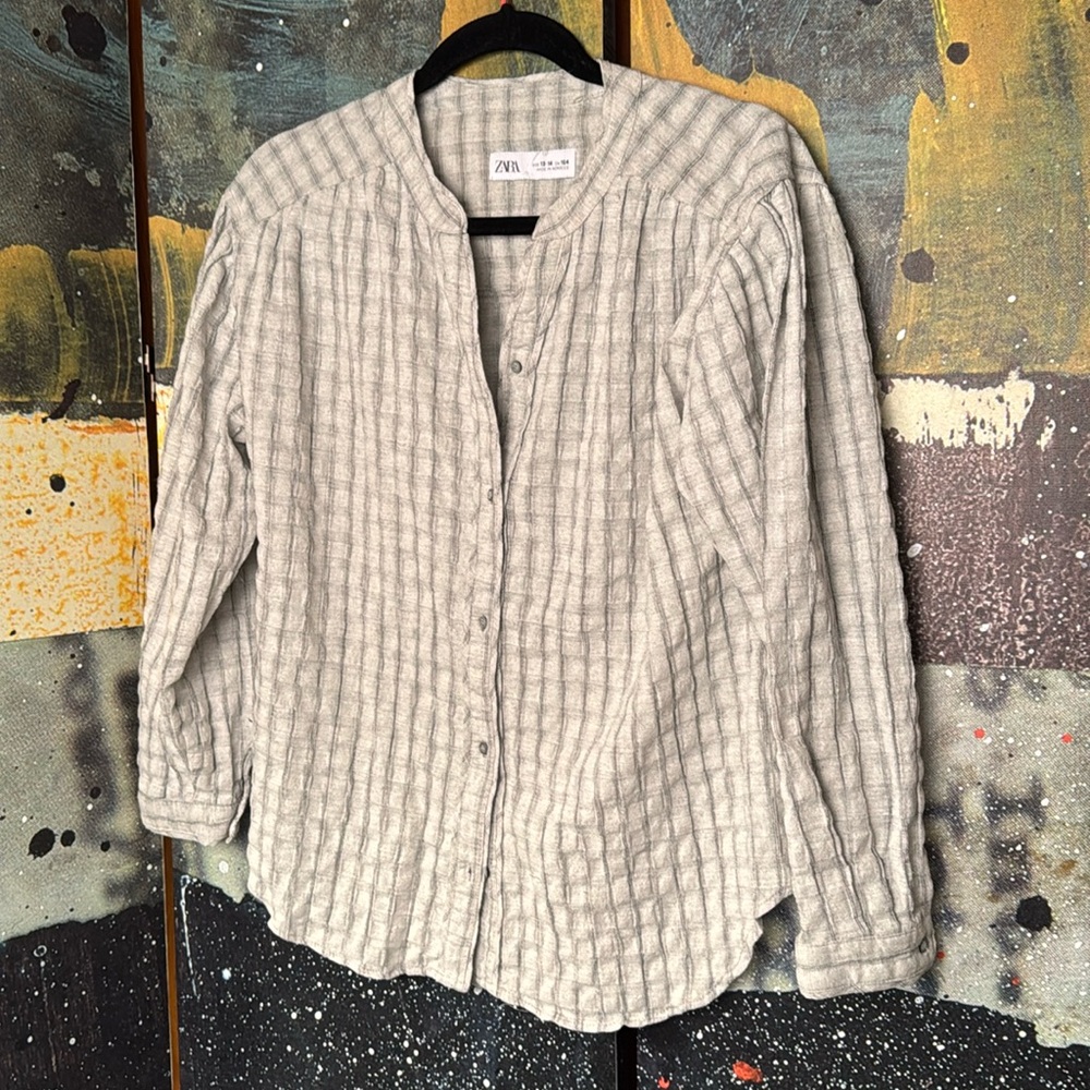 🌻 Zara light gray button up blouse textured plaid